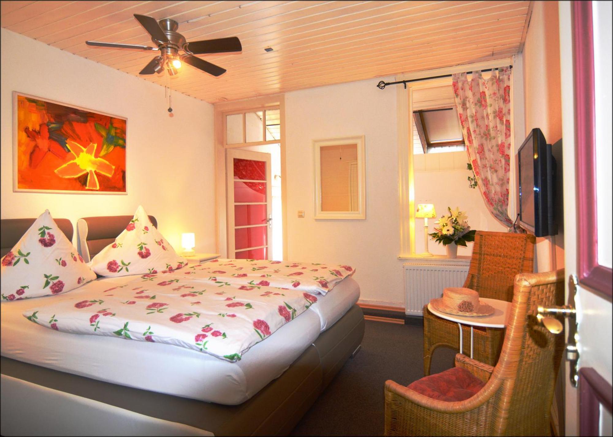Hotel Herberge Zur Traube Bad Wimpfen Room photo